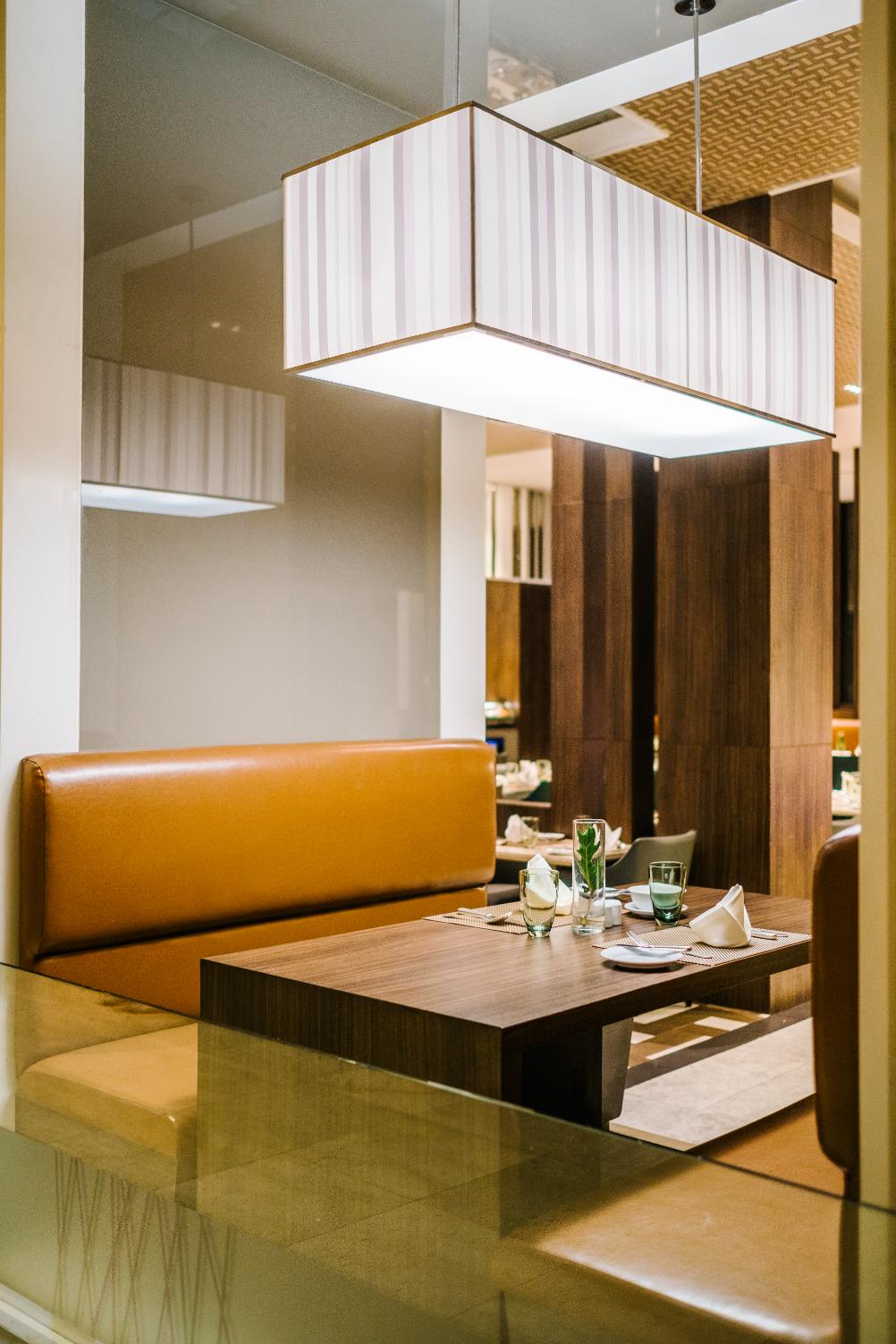 dinner-table-luxury-hotel (1)